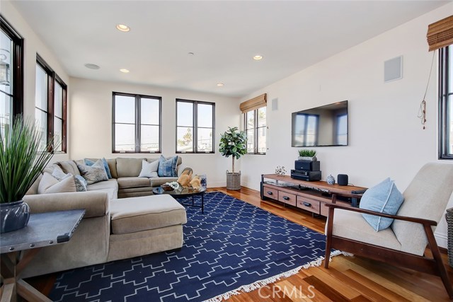 320 33rd Place, Manhattan Beach, California 90266, 3 Bedrooms Bedrooms, ,3 BathroomsBathrooms,Residential,Sold,33rd,SB21043576