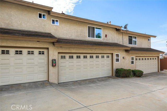 Fantastic LARGE 2 car attached garage with TWO spots extra in the driveway on this street to alley lot! Fantastic LARGE 2 car attached garage with TWO spots extra in the driveway on this street to alley lot!