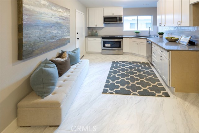 Bright Kitchen w/quartz counters