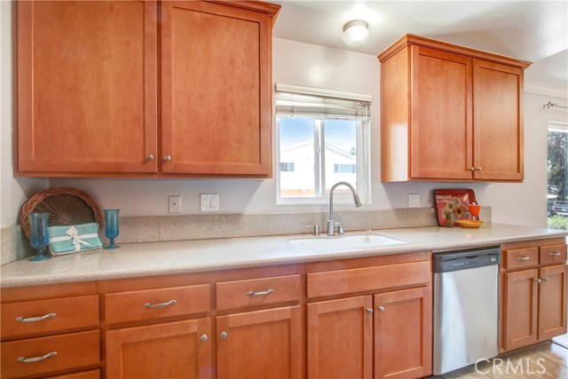 KITCHEN HAS LOTS OF NATURAL LIGHTING KITCHEN HAS LOTS OF NATURAL LIGHTING
