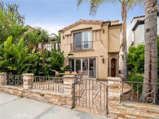 351 30th Street, Hermosa Beach, California 90254, 4 Bedrooms Bedrooms, ,3 BathroomsBathrooms,Residential,Sold,30th,SB20199821