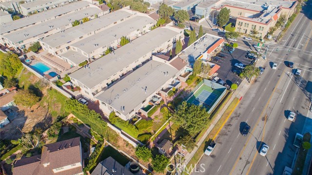 Aerial view of entire complex from 190th.