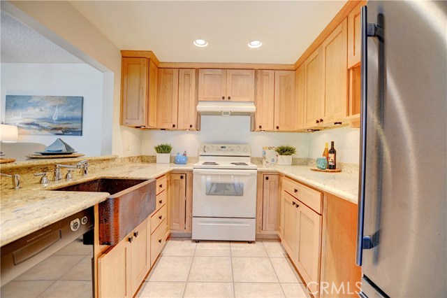 Granite counters, breakfast bar and Sub Zero refirgertaor Granite counters, breakfast bar and Sub Zero refirgertaor