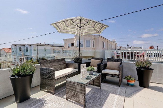 339 27th Street, Hermosa Beach, California 90254, 5 Bedrooms Bedrooms, ,3 BathroomsBathrooms,Residential,Sold,27th,SB21080824