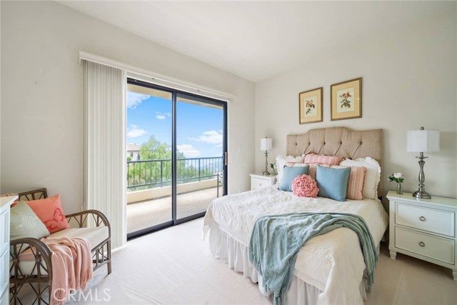 Two bedrooms share balcony - ocean views