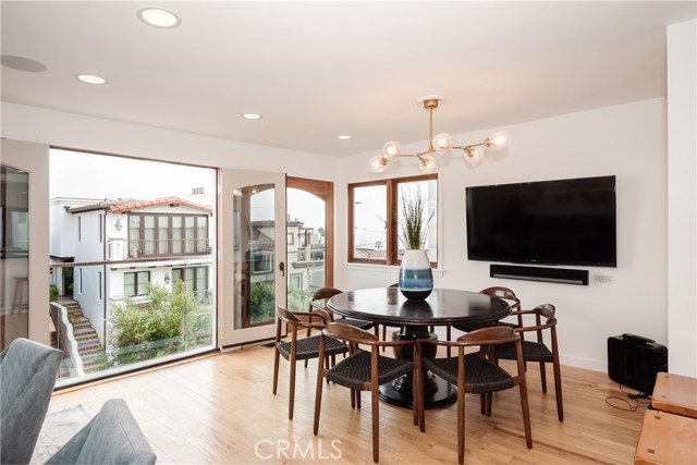 225 1st Street, Manhattan Beach, California 90266, 3 Bedrooms Bedrooms, ,Residential,Sold,1st,SB20187308