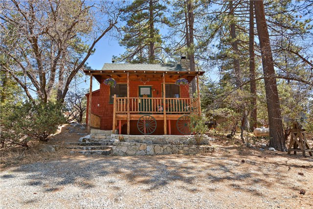 Charming Vintage Cabin just off Highway 243 in Pine Cove