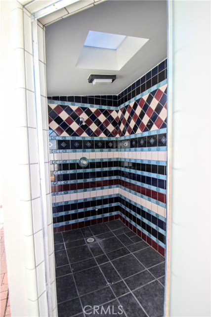 Steam/shower room so perfect to unwind after a busy day or to shower off all the sand after a day at the beach!