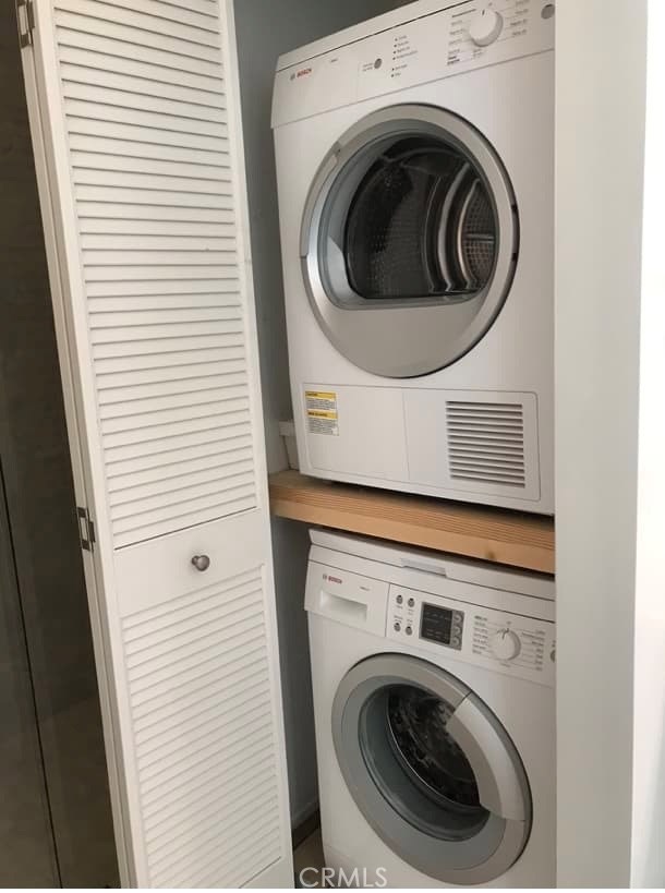 Washer dryer in unit