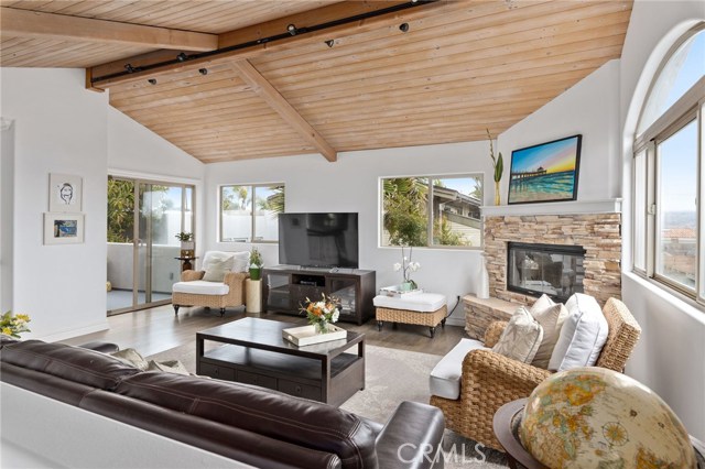 952 15th Street, Hermosa Beach, California 90254, 4 Bedrooms Bedrooms, ,3 BathroomsBathrooms,Residential,Sold,15th,SB20106766