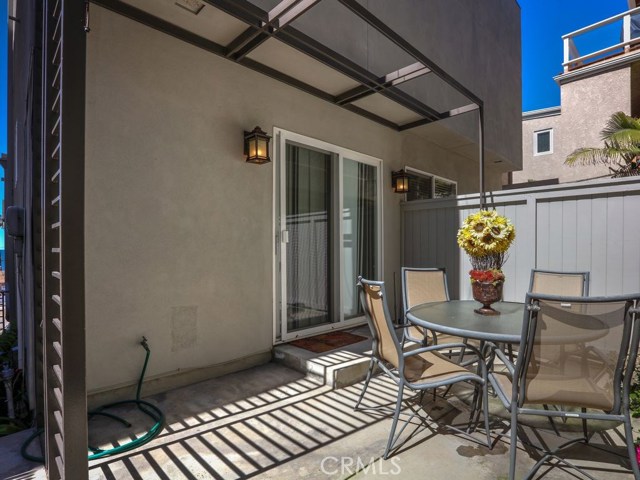 Back yard/patio area provides a great spot for outdoor dining, children and/or pets to play!