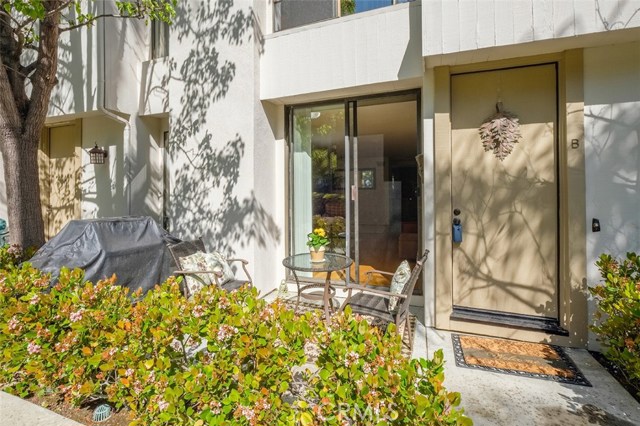 Great outdoor patio for BBQ and entertaining!