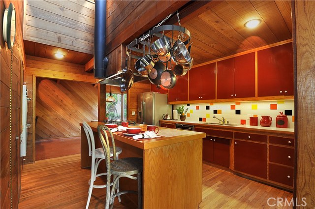 Kitchen with center island annd high ceilings