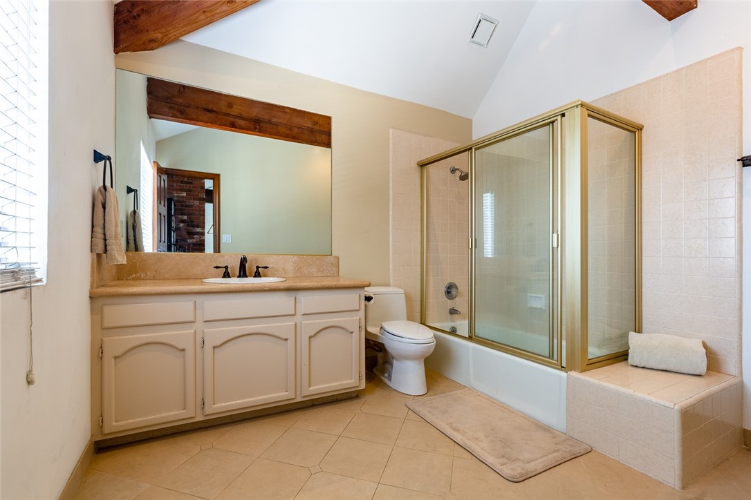 Large full bath in guest suite