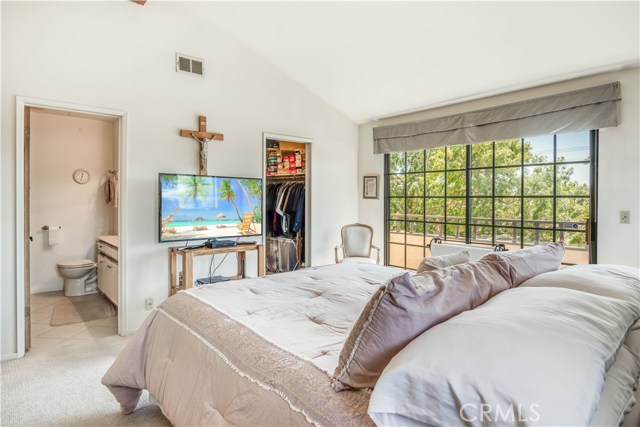 Master bedroom has en suite full bathroom, and large walk-in, organized closet.