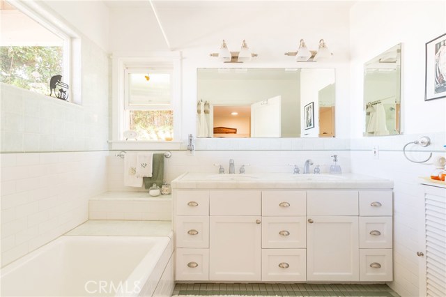 613 19th Street, Manhattan Beach, California 90266, 3 Bedrooms Bedrooms, ,2 BathroomsBathrooms,Residential,Sold,19th,SB19216606