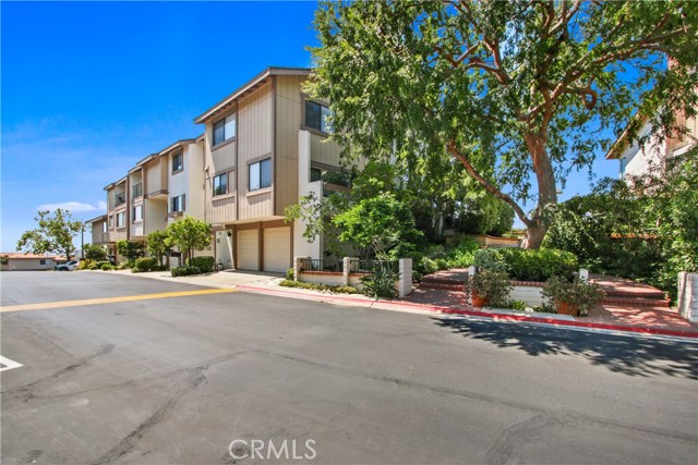 Complex offers well-manicured, lush greenery. Complex offers well-manicured, lush greenery.