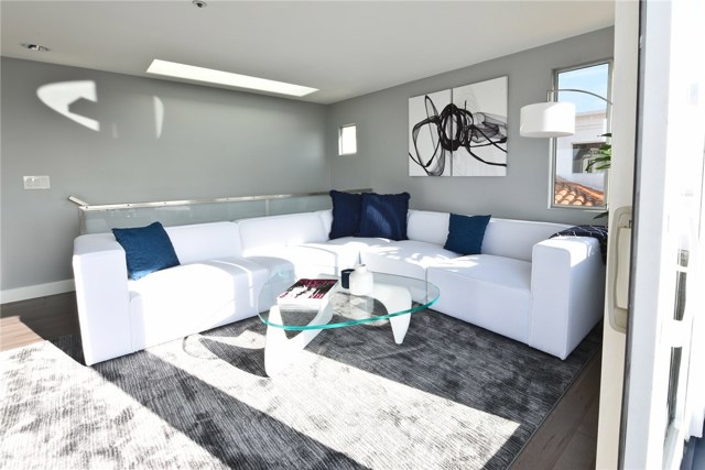 708 Manhattan Beach Blvd., Manhattan Beach, California 90266, 2 Bedrooms Bedrooms, ,2 BathroomsBathrooms,Residential,Sold,Manhattan Beach Blvd.,SB18012661