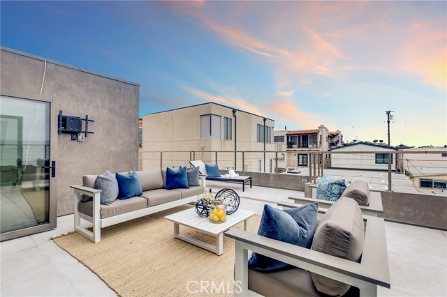 206 Moonstone Street, Manhattan Beach, California 90266, 4 Bedrooms Bedrooms, ,1 BathroomBathrooms,Residential,Sold,Moonstone,SB19150217