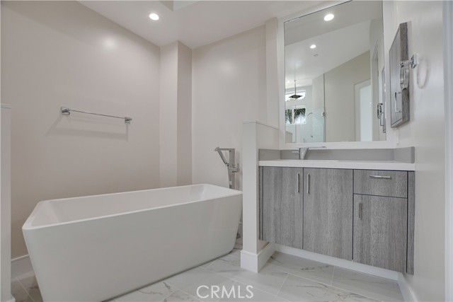 MASTER BATH TUB