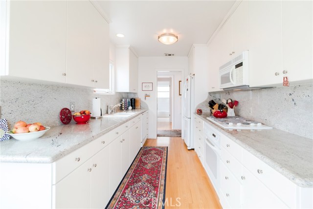 126 8th Street, Hermosa Beach, California 90254, 2 Bedrooms Bedrooms, ,2 BathroomsBathrooms,Residential,Sold,8th,SB18121226