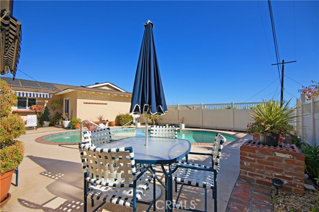 Seating/Eating area beside pool