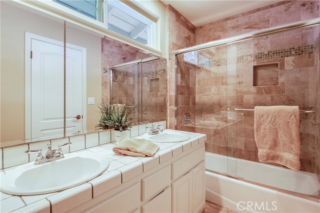 Remodeled full bath in upstairs hallway