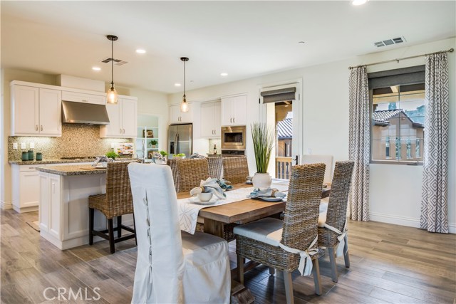 Open concept floor plan with gourmet kitchne with center island and breafast bar. Large panty off kitchen. Door leading to back deck. 9 foot ceilings throughout.