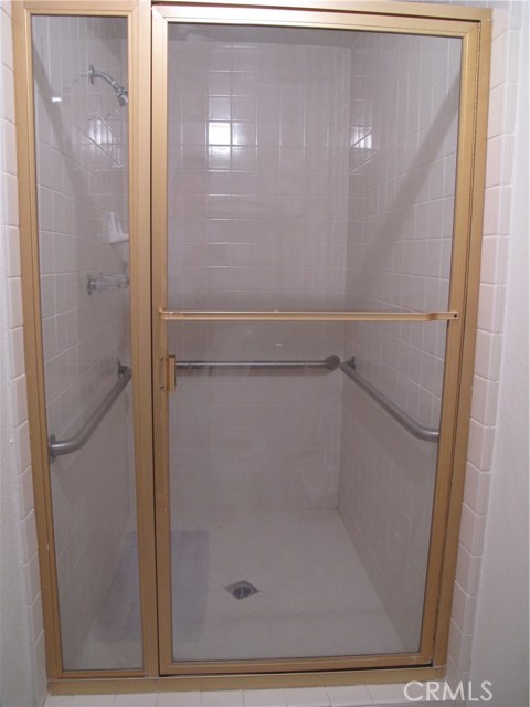 Very large shower, must see