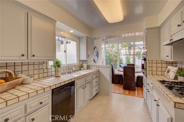 729 12th Street, Manhattan Beach, California 90266, 3 Bedrooms Bedrooms, ,2 BathroomsBathrooms,Residential,Sold,12th,SB19138998