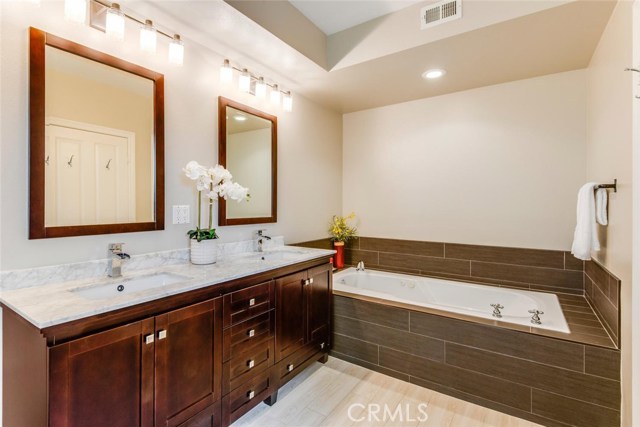 Master en suite w/jacuzzi tub