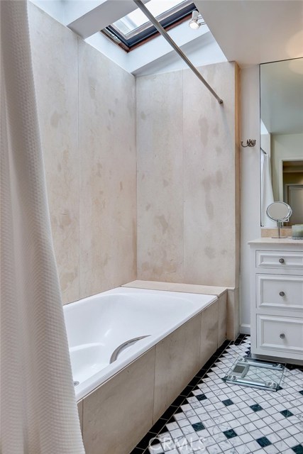 1212 Elm Avenue, Manhattan Beach, California 90266, 3 Bedrooms Bedrooms, ,2 BathroomsBathrooms,Residential,Sold,Elm,SB19051090