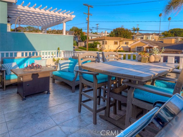 663 Longfellow Avenue, Hermosa Beach, California 90254, 3 Bedrooms Bedrooms, ,2 BathroomsBathrooms,Residential,Sold,Longfellow,SB19130775