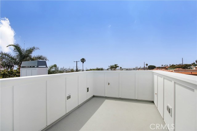 ENJOY ENTERTAINING OR SUN BATHING ON YOUR PRIVATE ROOF TOP DECK!!