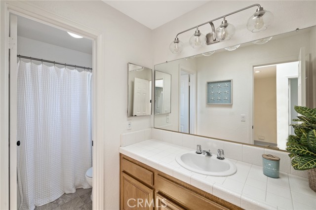 Upstairs full bathroom.