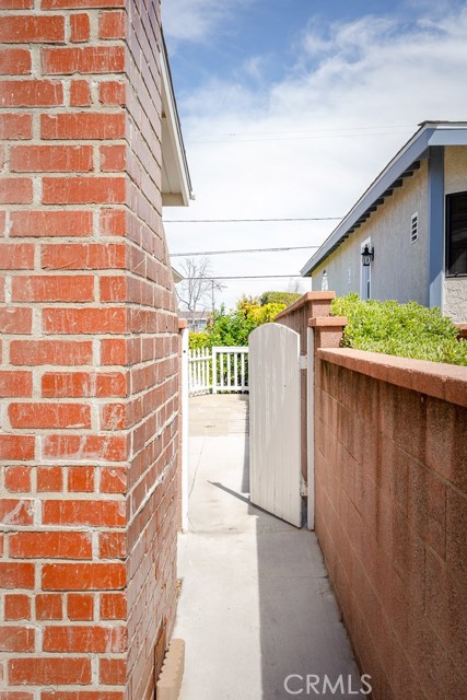 Side yard entry gate