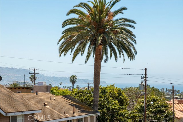 With views from Malibu to the Palos Verdes Peninsula, the 300+ sq.ft. rooftop deck is an amazing space to the home. The outdoor space is perfect for entertaining and relaxing all year round.