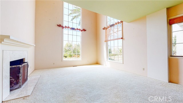 Living room w/fireplace