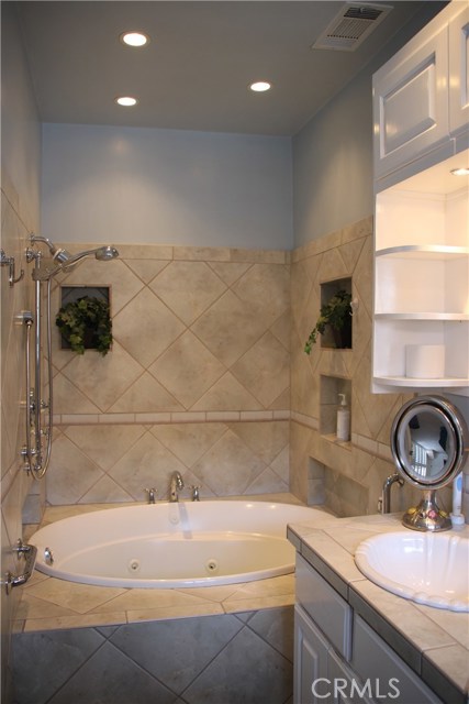 Master bedroom soaking tub.