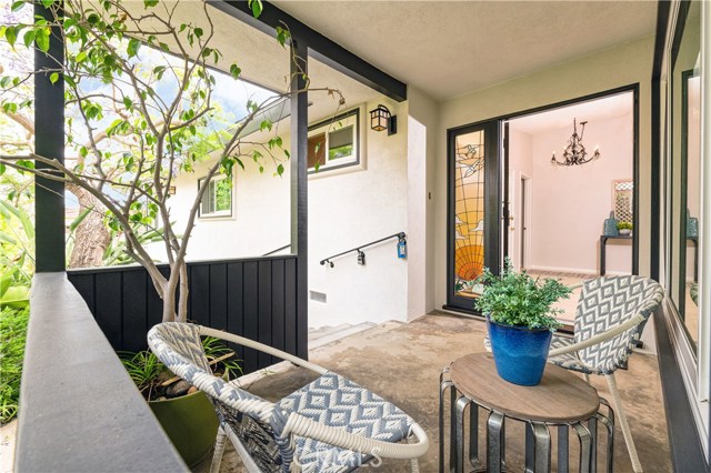 Frony porch and entry