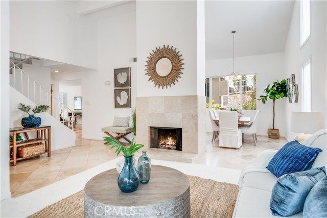 Sun lit living room w/vaulted ceilings