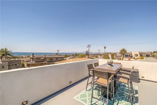 1017 8th Street, Hermosa Beach, California 90254, 3 Bedrooms Bedrooms, ,2 BathroomsBathrooms,Residential,Sold,8th,SB21081881