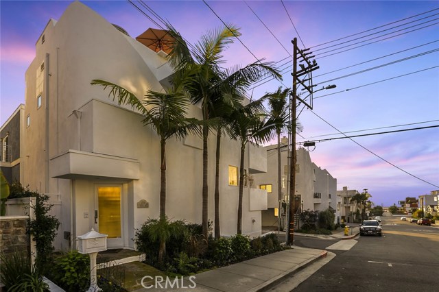 220 4th Street, Hermosa Beach, California 90254, 3 Bedrooms Bedrooms, ,4 BathroomsBathrooms,Residential,Sold,4th,PW18290182