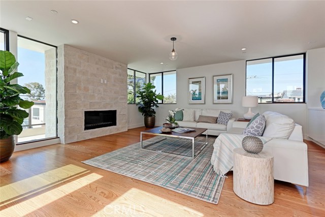 1154 6th Street, Hermosa Beach, California 90254, 4 Bedrooms Bedrooms, ,5 BathroomsBathrooms,Residential,Sold,6th,SB19225837
