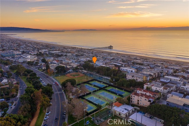 Beach, pier, park, running trail, downtown...all easily accessed in minutes or even seconds!