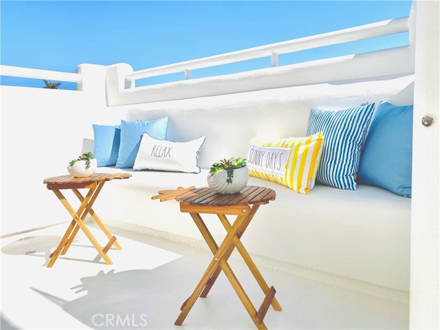 Built-In Patio Seating Area Perfect for Entertaining!
