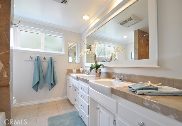 Bathroom 2 with double vanity and shower/tub