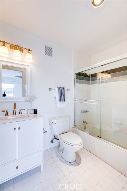 The full en suite bath of the south bedroom.