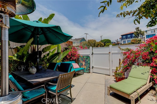 1965 Manhattan Avenue, Hermosa Beach, California 90254, 3 Bedrooms Bedrooms, ,2 BathroomsBathrooms,Residential,Sold,Manhattan,SB20021506