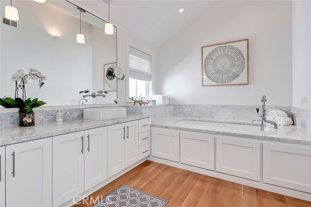 570 27th Street, Manhattan Beach, California 90266, 5 Bedrooms Bedrooms, ,4 BathroomsBathrooms,Residential,Sold,27th,SB21030922